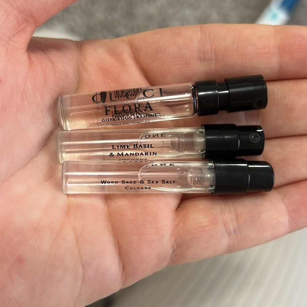 Perfume sample bundle - Picture 2 of 3